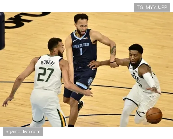 乔·约翰逊挡拆制造错位助球队提升关键时刻三分效率