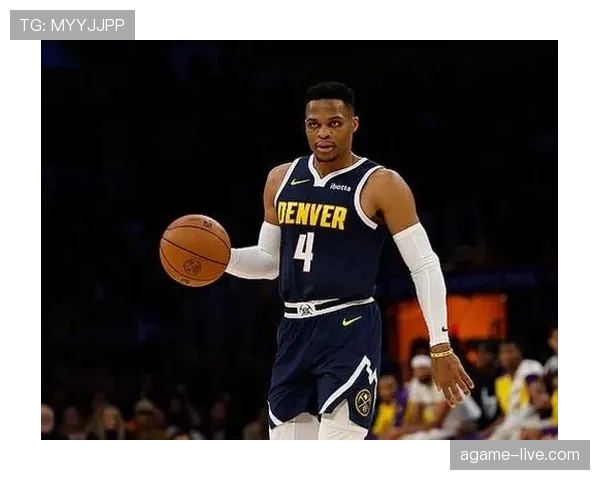 卡斯尔无球跑动制造空位，提升球队外线效率