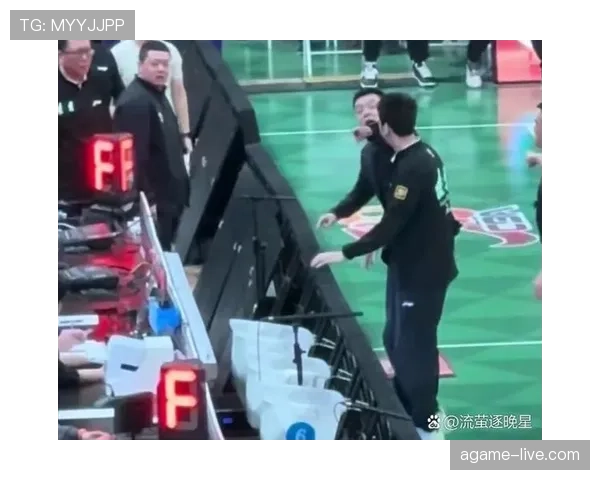如何准确判定篮球比赛中双方球员同时出界的情形？